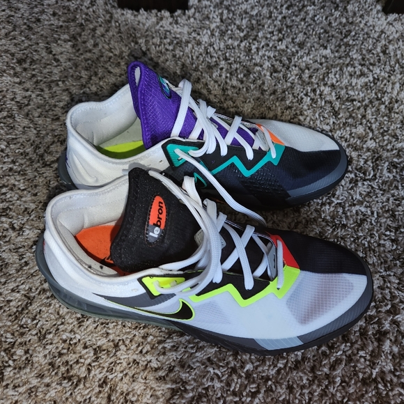 Lebron 18 - Picture 3 of 4